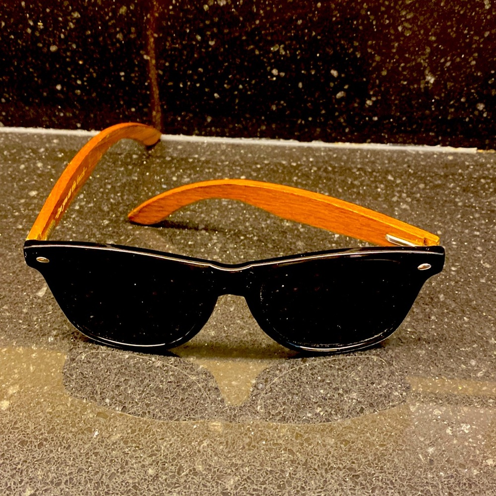 Classic sunnies with wood lateral frame black and brown
